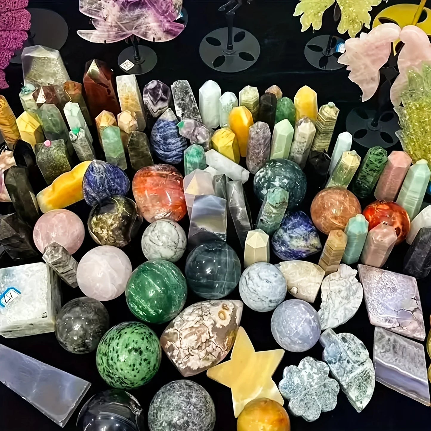 CrystalHola Mixed Crystal Gift Box With Raw Stone Carvings
